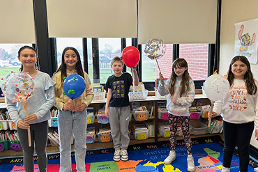 During the month of November, 5th grade students at Gardiners Avenue participated in a fun-filled unit learning about the history of the Macy's Day Parade!  First, students read the story "Balloons Over Broadway"